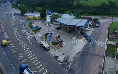 RS-122: Carga cai de caminhão durante manobra de acesso a RS-240 e assusta motoristas