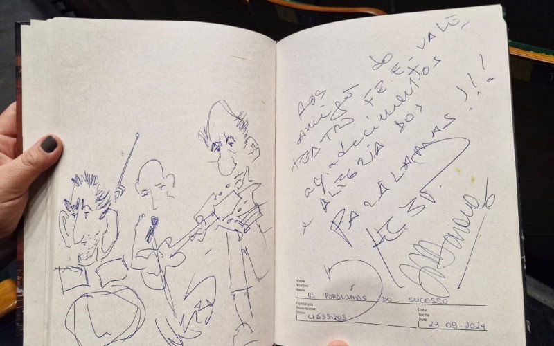 Herbert Vianna assinou e desenhou os Paralamas do Sucesso em sua passagem pelo Teatro, em 2024