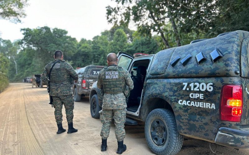 Operação policial baiana capturou 12 suspeitos por ataque contra turistas; oito foram presos e quatro adolescente foram apreendidos. Os presos foram autuados por tentativa de homicídio, associação criminosa, porte ilegal de arma de fogo e corrupção de menores
