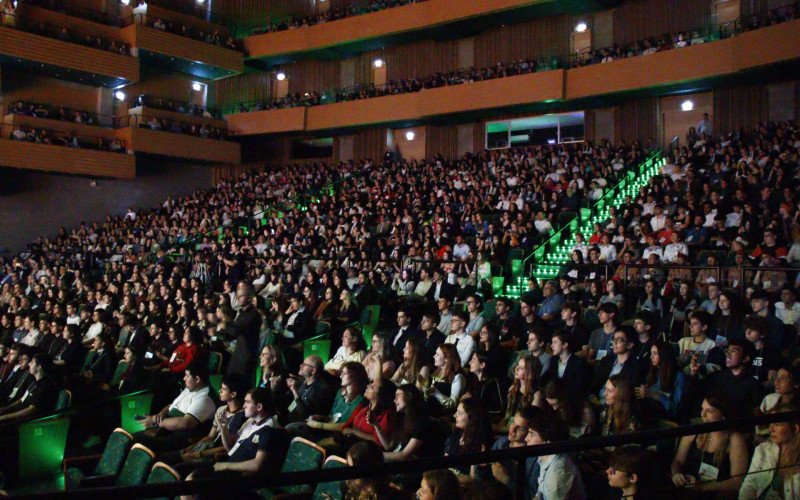 Plateia cheia no maior teatro do estado