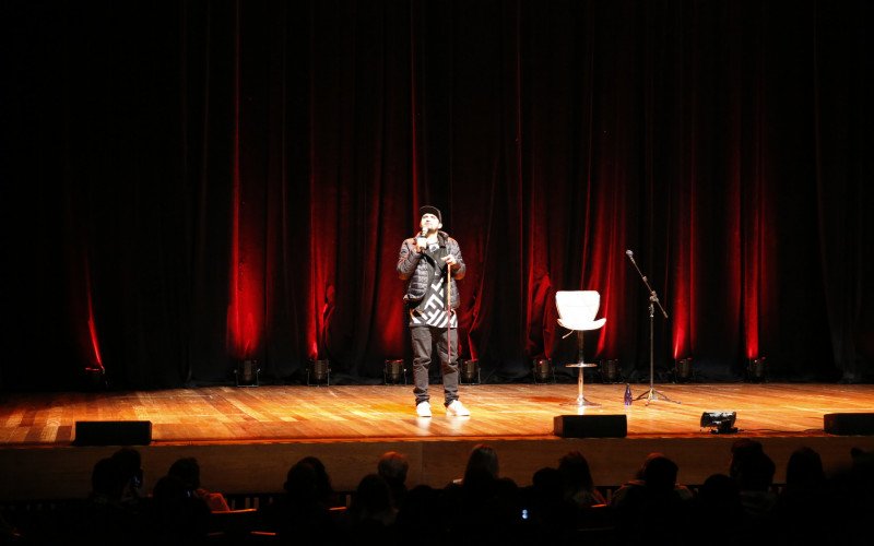 O stand-up é presença constante no palco do Teatro Feevale, neste caso, Thiago Ventura
