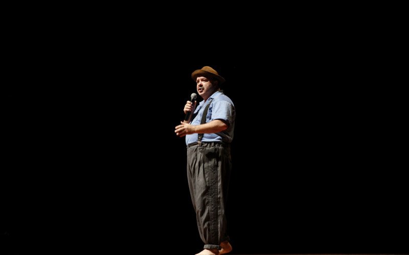 O humor gaúcho de Paulinho Mixaria no palco do Teatro Feevale
