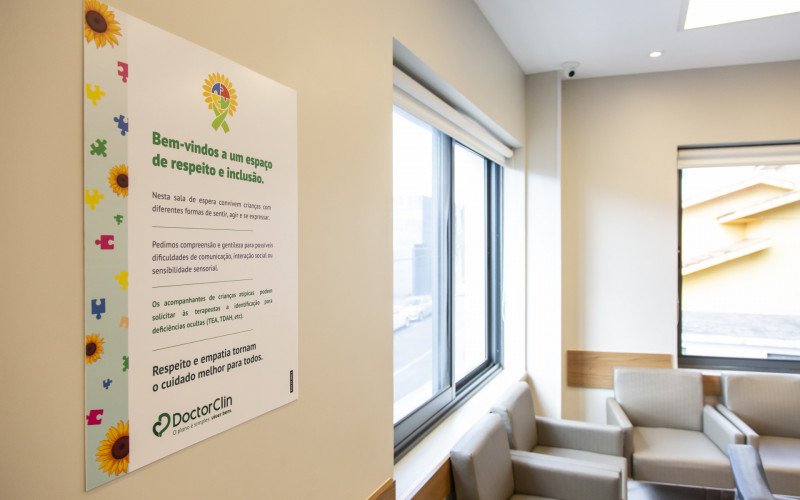 Salas contam com placas que informam sobre a sensibilidade dos pacientes com TEA e pedem a compreensão de todos