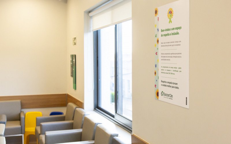 Salas contam com placas que informam sobre a sensibilidade dos pacientes com TEA e pedem a compreensão de todos