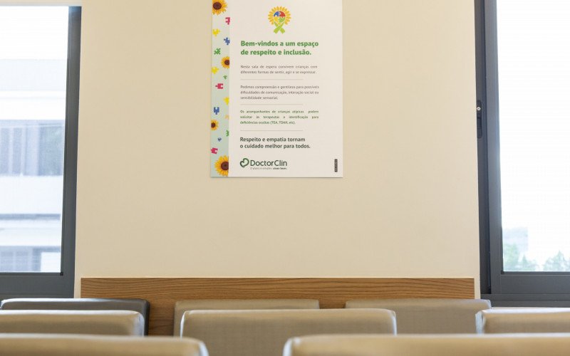 Salas contam com placas que informam sobre a sensibilidade dos pacientes com TEA e pedem a compreensão de todos