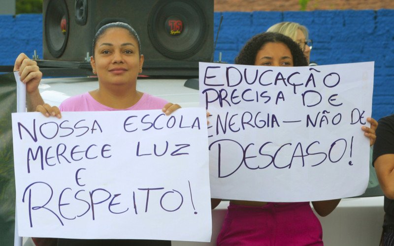 Amanda Moreira protestou com a filha Melissa, na manhã desta quarta-feira (25), diante da falta de empenho para o retorno às aulas no Érico Veríssimo | abc+