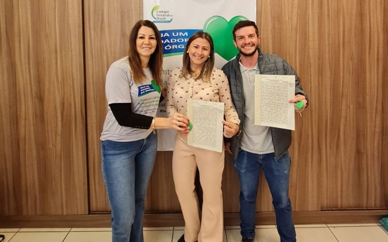 Registro do dia em que Isac Ribeiro e a esposa Clarissa Felippetti, a Sissa, foram ao cartório registrar oficialmente o desejo de serem doadores de órgãos | abc+