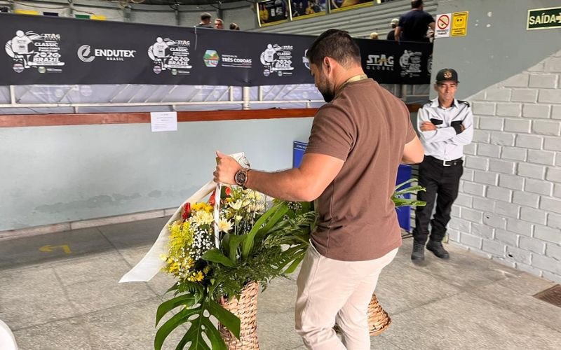 Velório de Isac Ribeiro começou ainda na madrugada desta quarta-feira (25), no ginásio municipal de Três Coroas | abc+