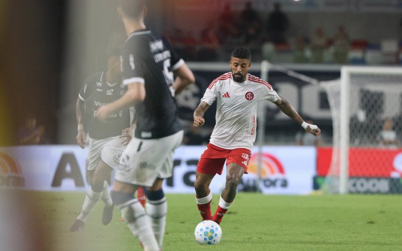 Paulinho foi titular no meio de campo colorado no empate em Belém | abc+