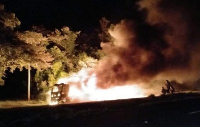 Caminhão pega fogo e outros três colidem a poucos quilômetros de distância na BR-101; veja imagens