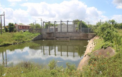 Reservatório onde menino de 3 anos morreu afogado é usado por outras crianças e adolescentes para banho