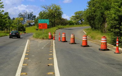 Alça de acesso trancada: obras de alargamento de viaduto da BR-116 complicam caminho para o Vale dos Sinos