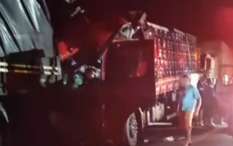 Três caminhões colidiriam na BR-101, em Terra de Areia, na noite desta quarta-feira (25) | abc+