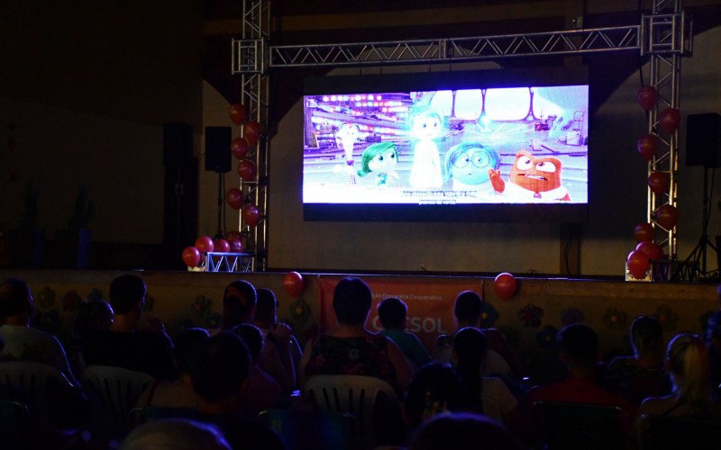 Exibição de filme no Parque Histórico Municipal Jorge Kuhn, em Picada Café | abc+