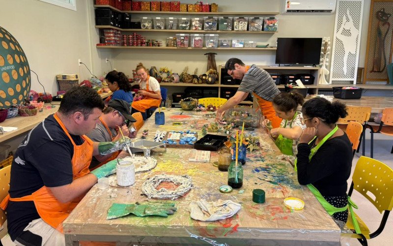 Apae Gramado realiza Feirinha de Páscoa com usuários de programa de inserção ao mercado de trabalho