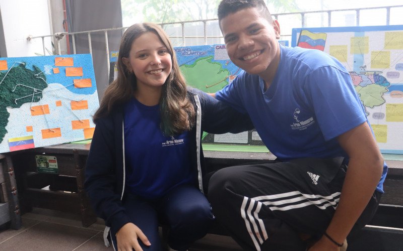 Maria Eduarda e o venezuelano Rodrigo Rojas ficam felizes com o aprendizado
