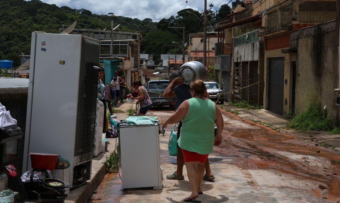 Número de mortos em enchentes em Juiz de Fora e Ubá chega a 49
