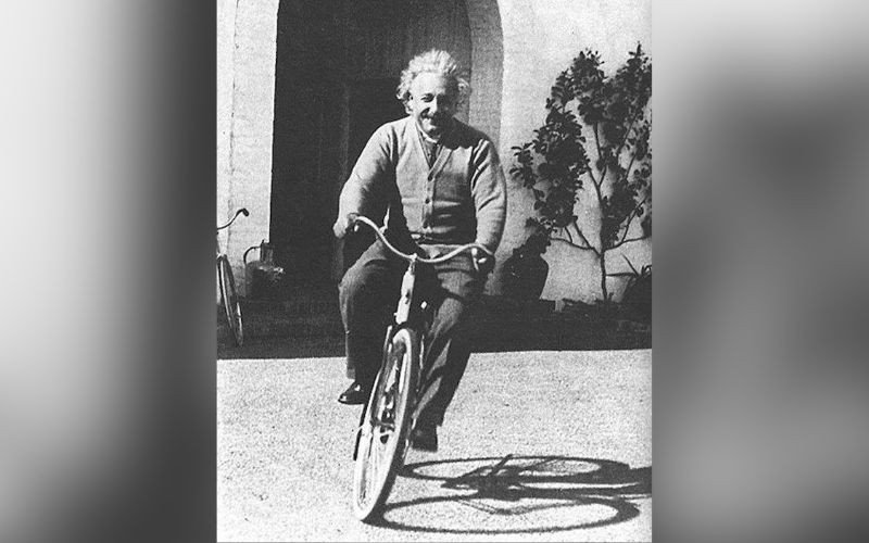Albert Einstein andando de bicicleta em Santa Barbara, nos Estados Unidos, em 1933 | abc+