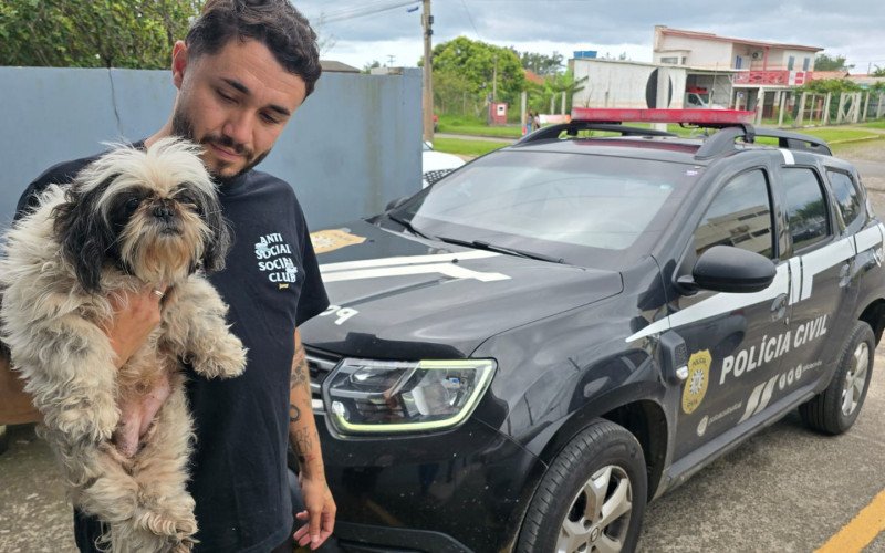 Endy foi buscada pelos policiais para o teste, na delegacia | abc+