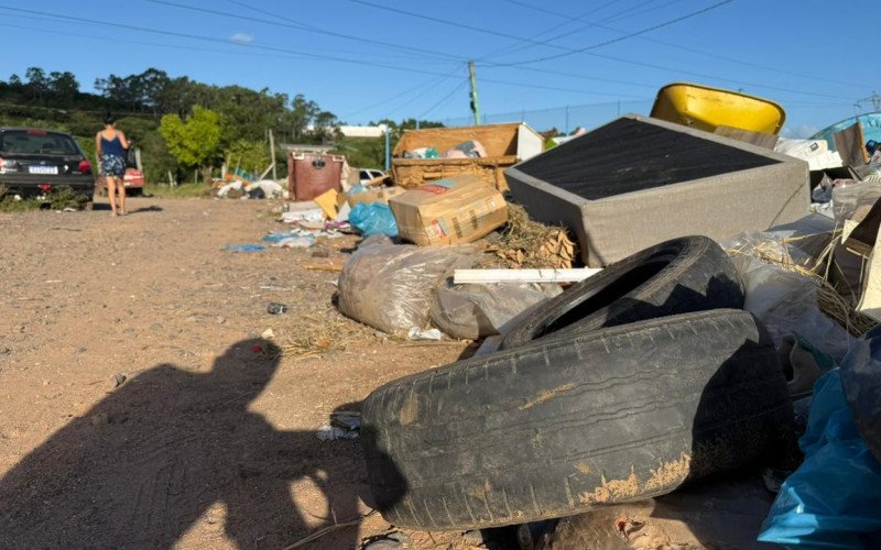 Descarte irregular de resíduos no bairro Aurora, em Campo Bom