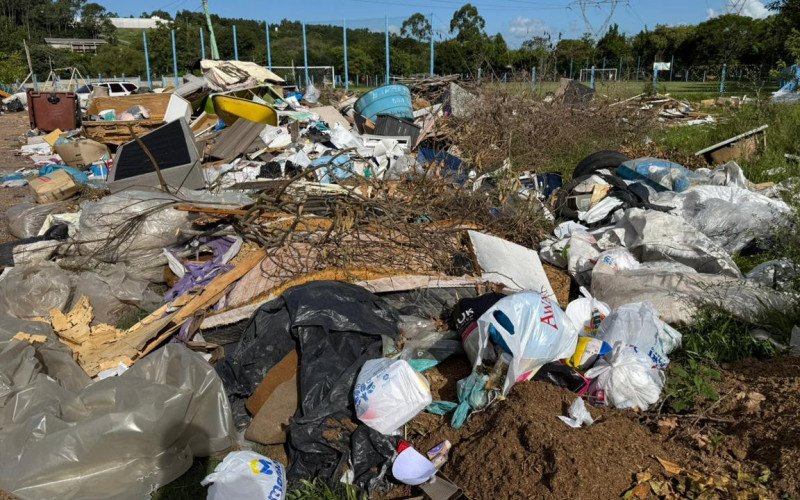 Descarte irregular de resíduos no bairro Aurora, em Campo Bom