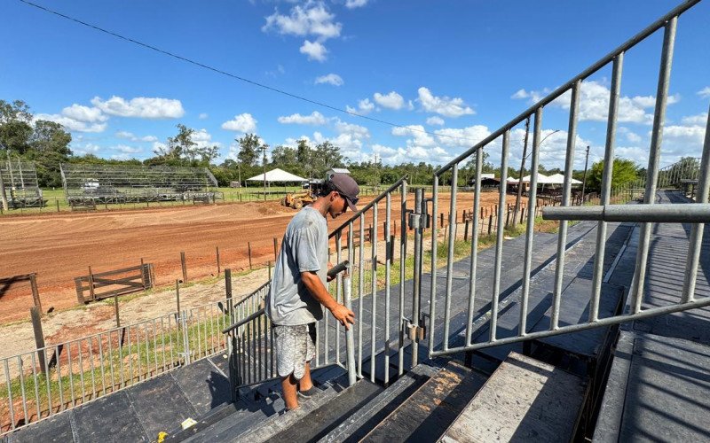 Arquibancadas foram instaladas ao lado da pista onde ocorrerá o Rodeio | abc+