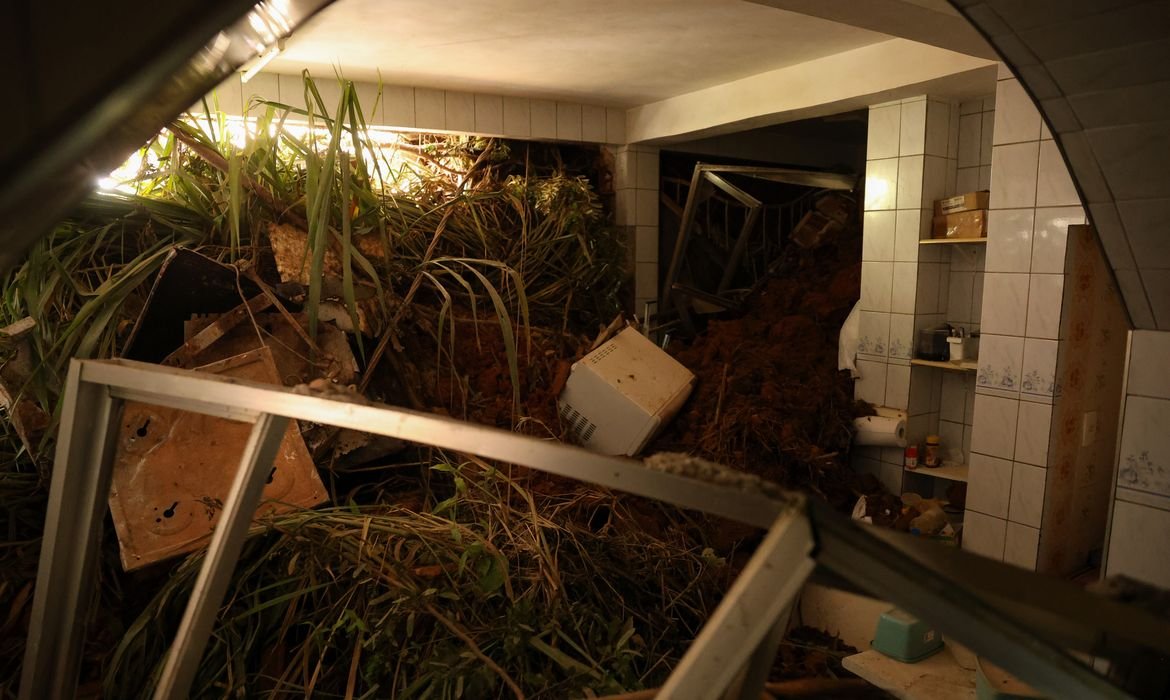Bombeiros confirmam 64 mortos em Juiz de Fora e Ubá