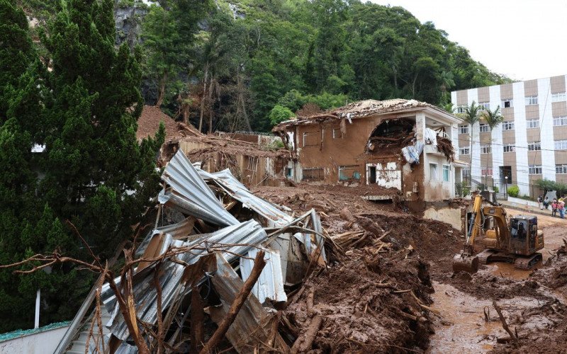 Lula sobrevoa neste sábado áreas afetadas pelas chuvas em Minas Gerais | abc+
