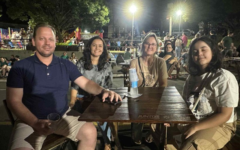 Raquel com o irmão Emiliano, a cunhada Marcela e a sobrinha Thaila - Sons e Sabores em Ivoti | abc+