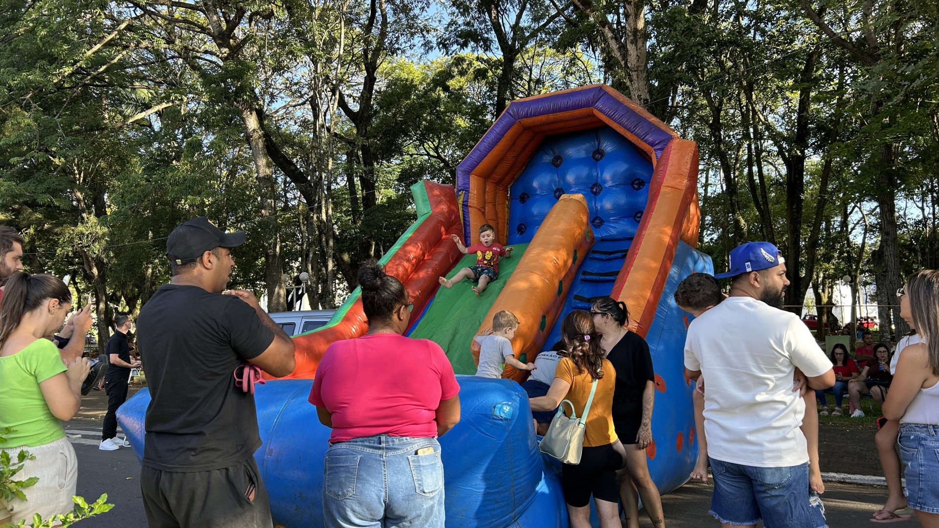 Brinquedo inflável, uma das atrações do Verão na Vargas do domingo (1º)