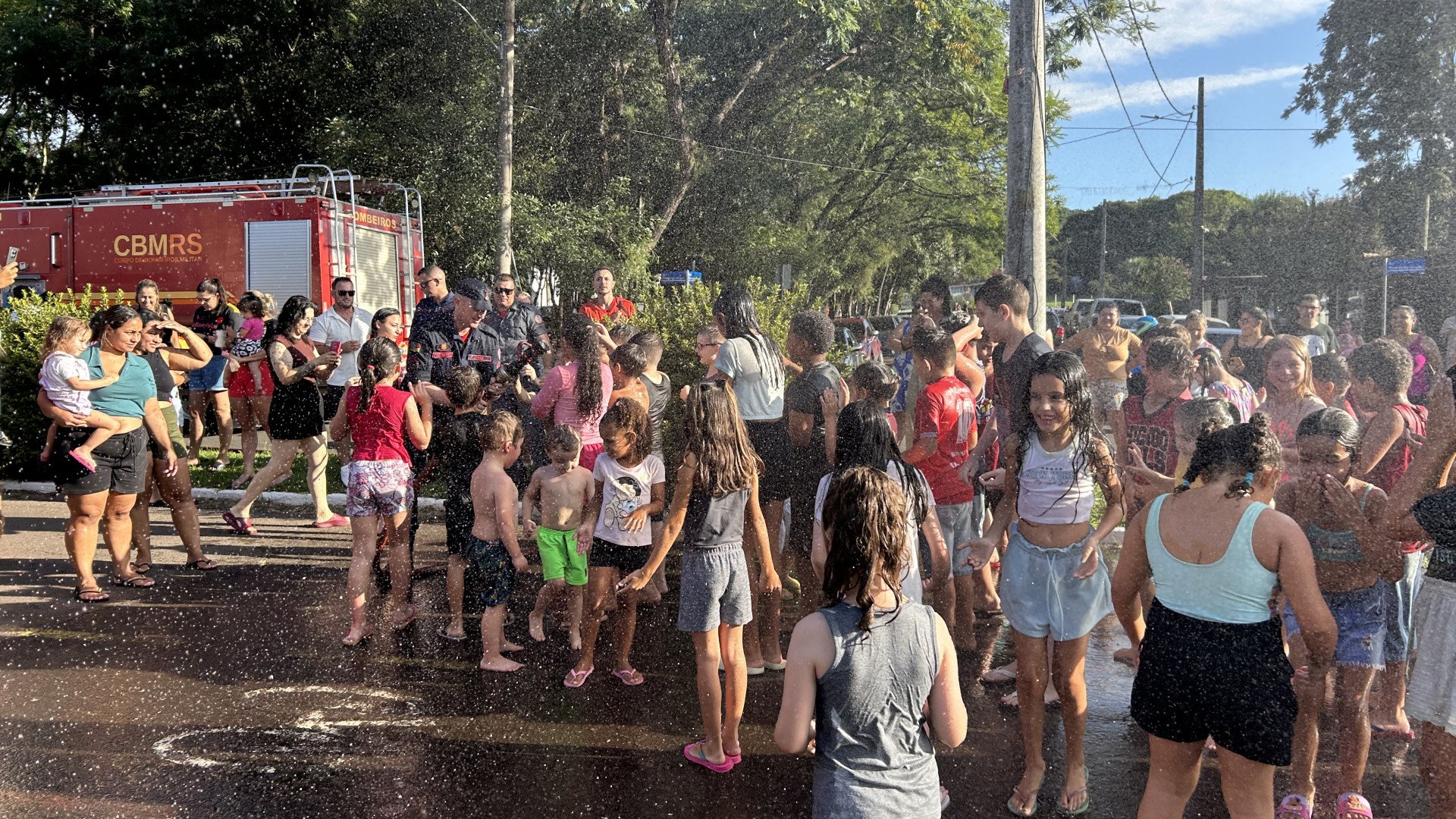 Dezenas de criança curtiram o momento