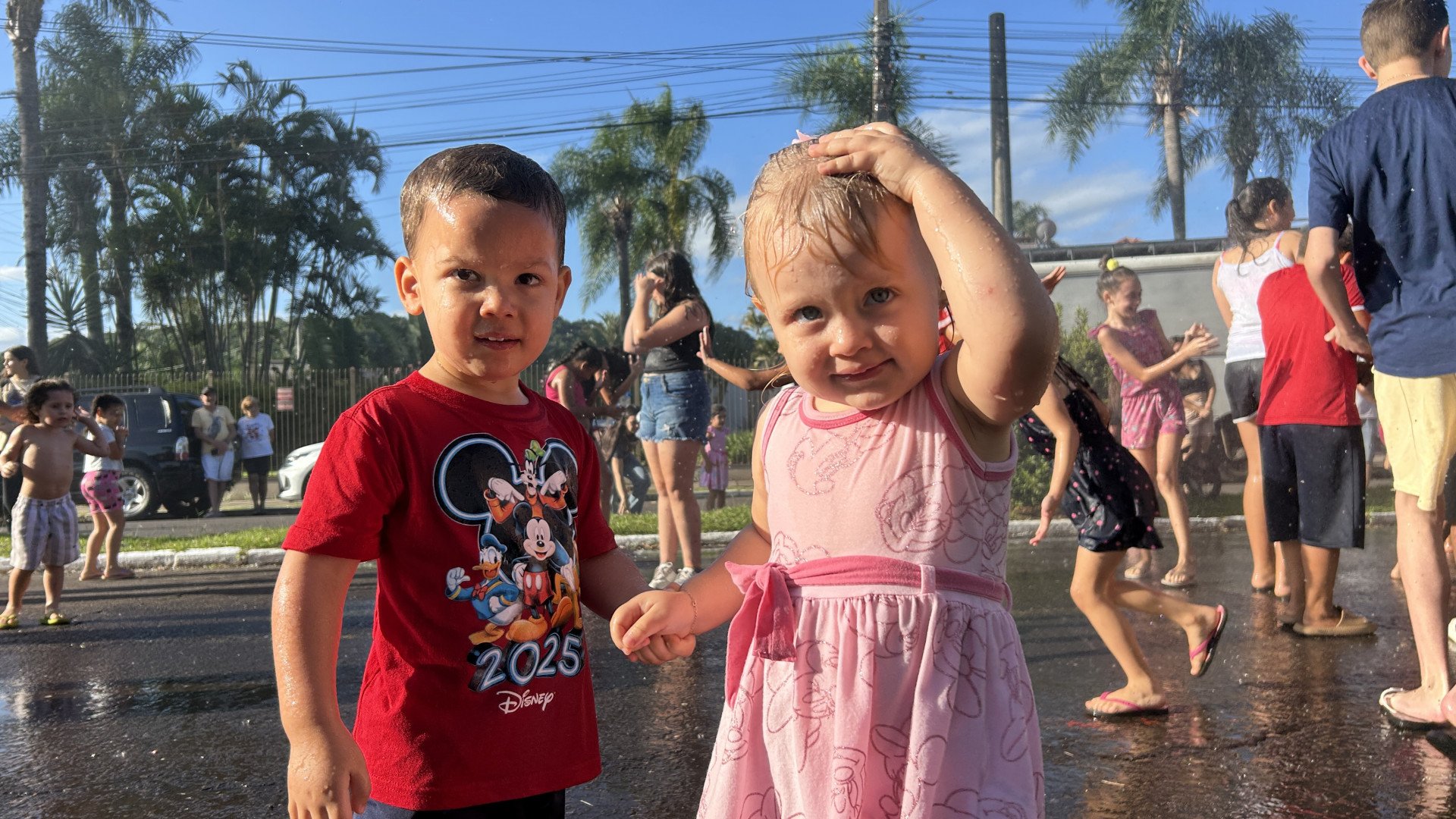 Crianças aproveitam o alívio do calor