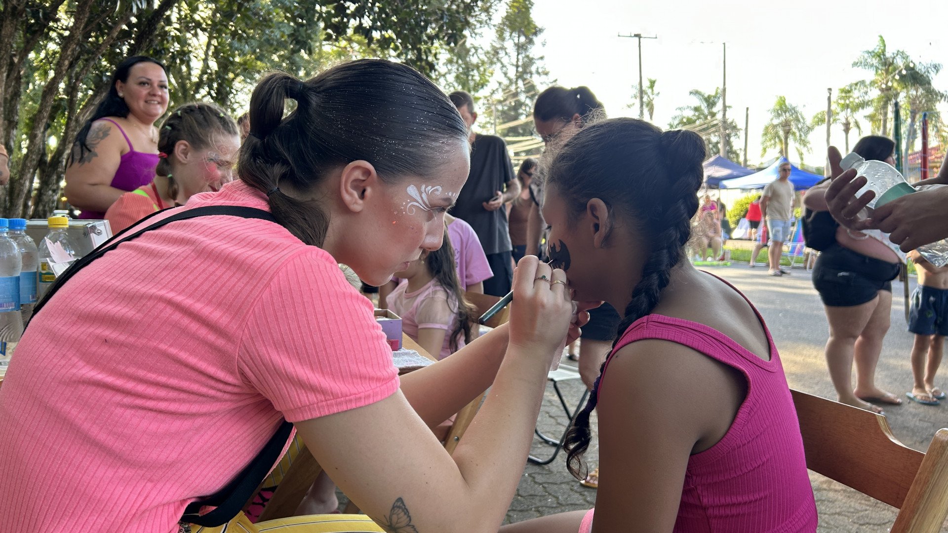 Pintura facial atraiu meninos e meninas durante a atividade