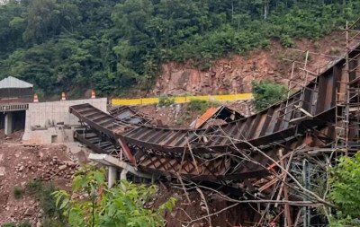 Estrutura metálica cai de viaduto na BR-470 na Serra das Antas; veja como está o trânsito