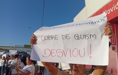 Moradores de condomínio que era tomado pelo tráfico realizam manifestação contra cobrança de água