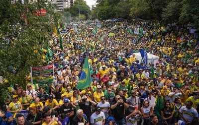 Manifestação contra Lula e STF reúne apoiadores da direita em Porto Alegre