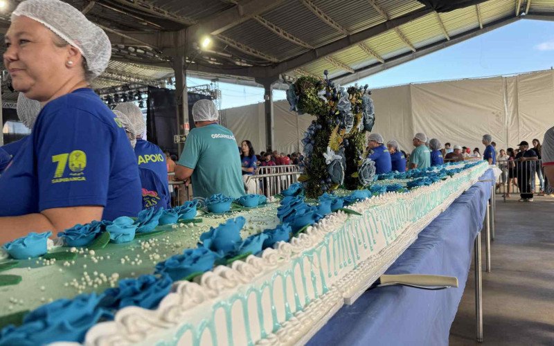 Bolo de 17 metros servido durante celebração