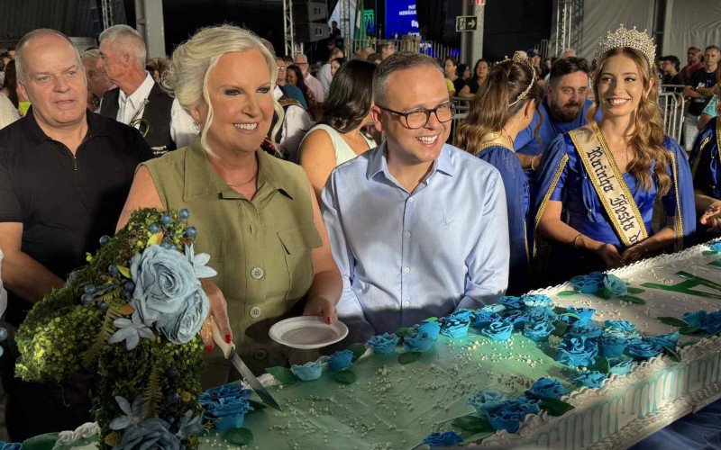 Corte da torta de 350 no aniversário de 71 anos de Sapiranga