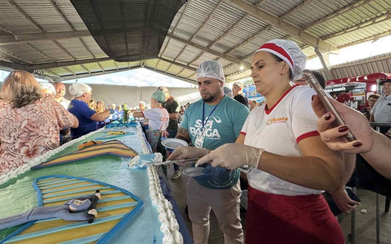 Corte da torta de 350 no aniversário de 71 anos de Sapiranga
