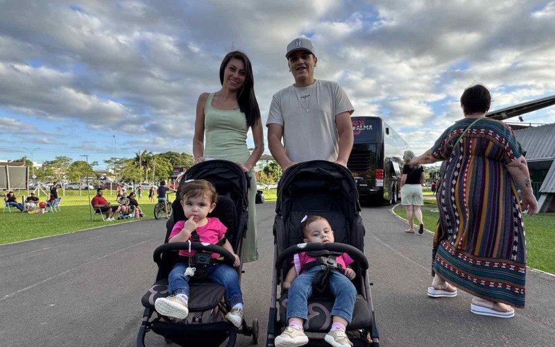 Casal Eduarda Flores de Souza e Gustavo Luis Berto, com as filhas Júlia e Isis