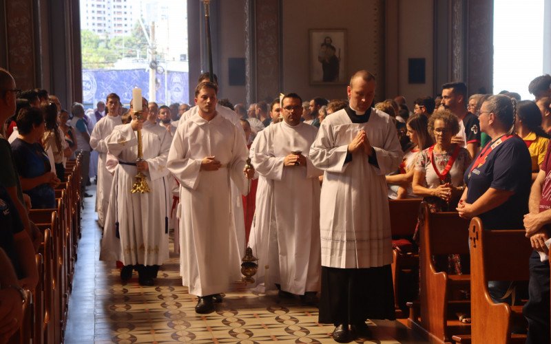 No in&iacute;cio da santa missa, representantes das pastorais carregavam seus s&iacute;mbolos at&eacute; o altar