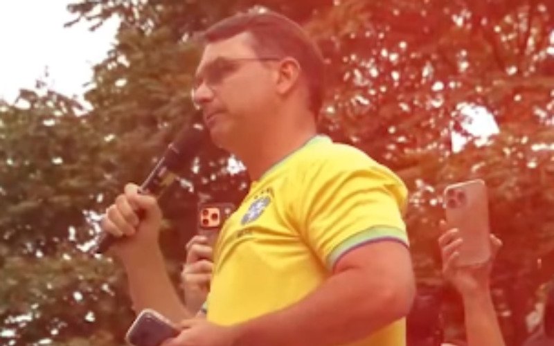 Flávio Bolsonaro participou de manifestação neste domingo | abc+