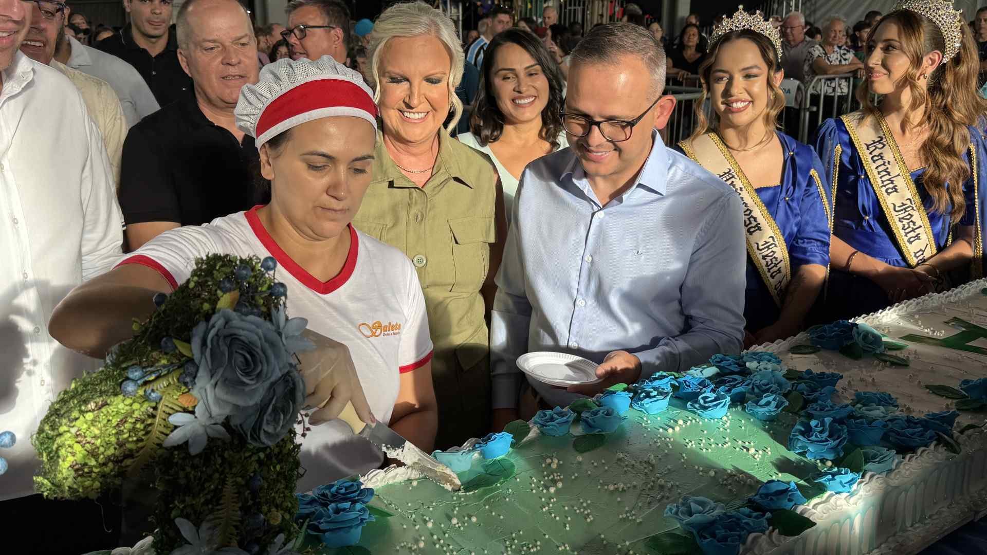 Aniversário de Sapiranga: torta de 350 kg é servida durante celebração dos 71 anos de emancipação