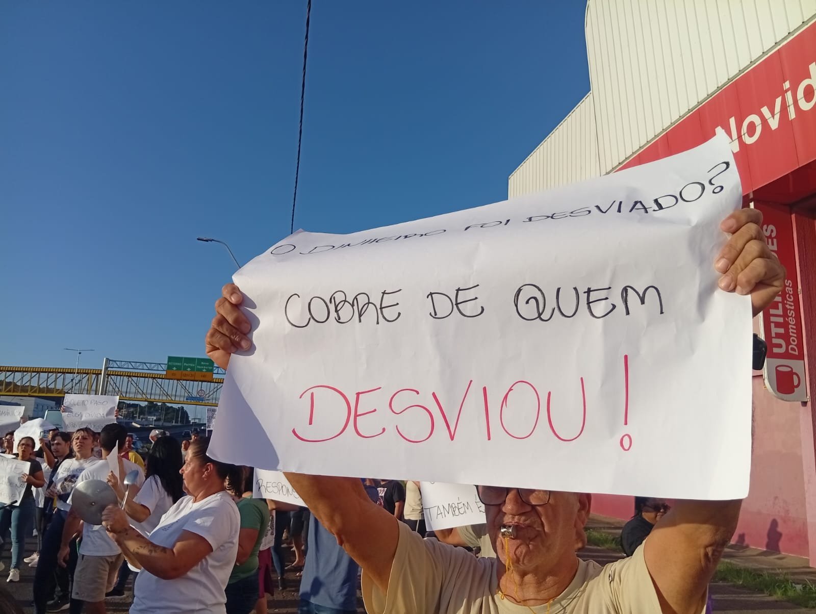 Moradores do residencial em manifestação às margens da BR-116 | abc+