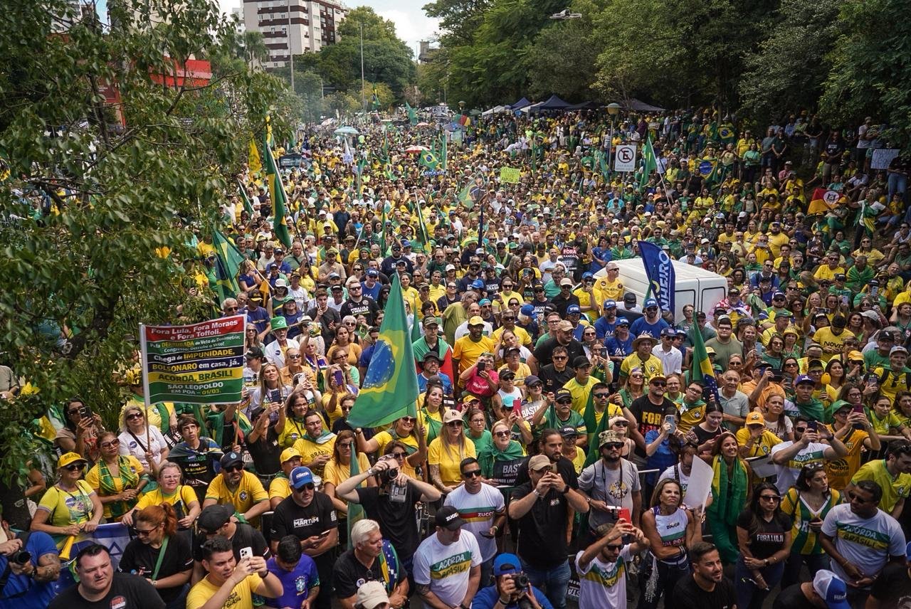 Manifestação contra Lula e STF reúne apoiadores da direita em Porto Alegre