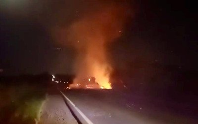 Caminhão que seguia para Canela pega fogo na estrada; ocupantes conseguiram se salvar