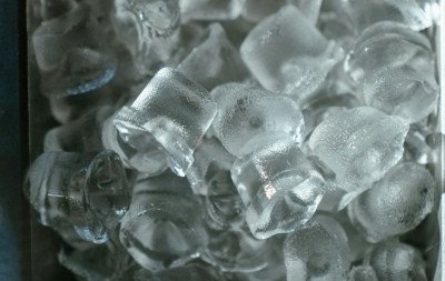 Cubo de gelo na frigideira? O segredo dos chefs para ovos fritos sem óleo e legumes de restaurante