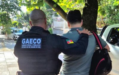Denunciado por estupro e cárcere privado, professor de Direito é preso em Porto Alegre