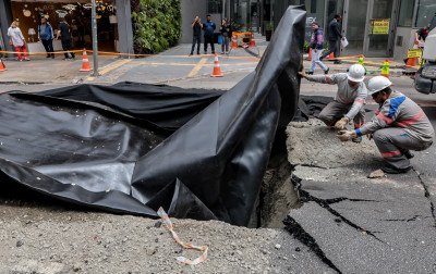 Explosão abre grande buraco na Rua da Consolação em São Paulo