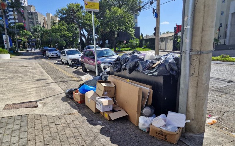 Com a coleta em transição, lixo a ser recolhido é encontrado na Av. Maurício Cardoso